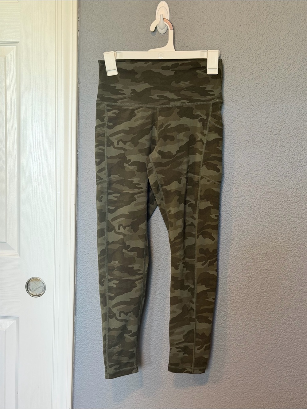 High-Waist Camo Leggings in Olive Green